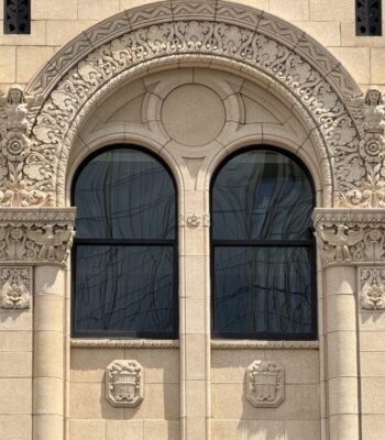 kraemer-design-group-kdg-detroit-the-belle-exterior-facafe-archs-statuettes-close-ups